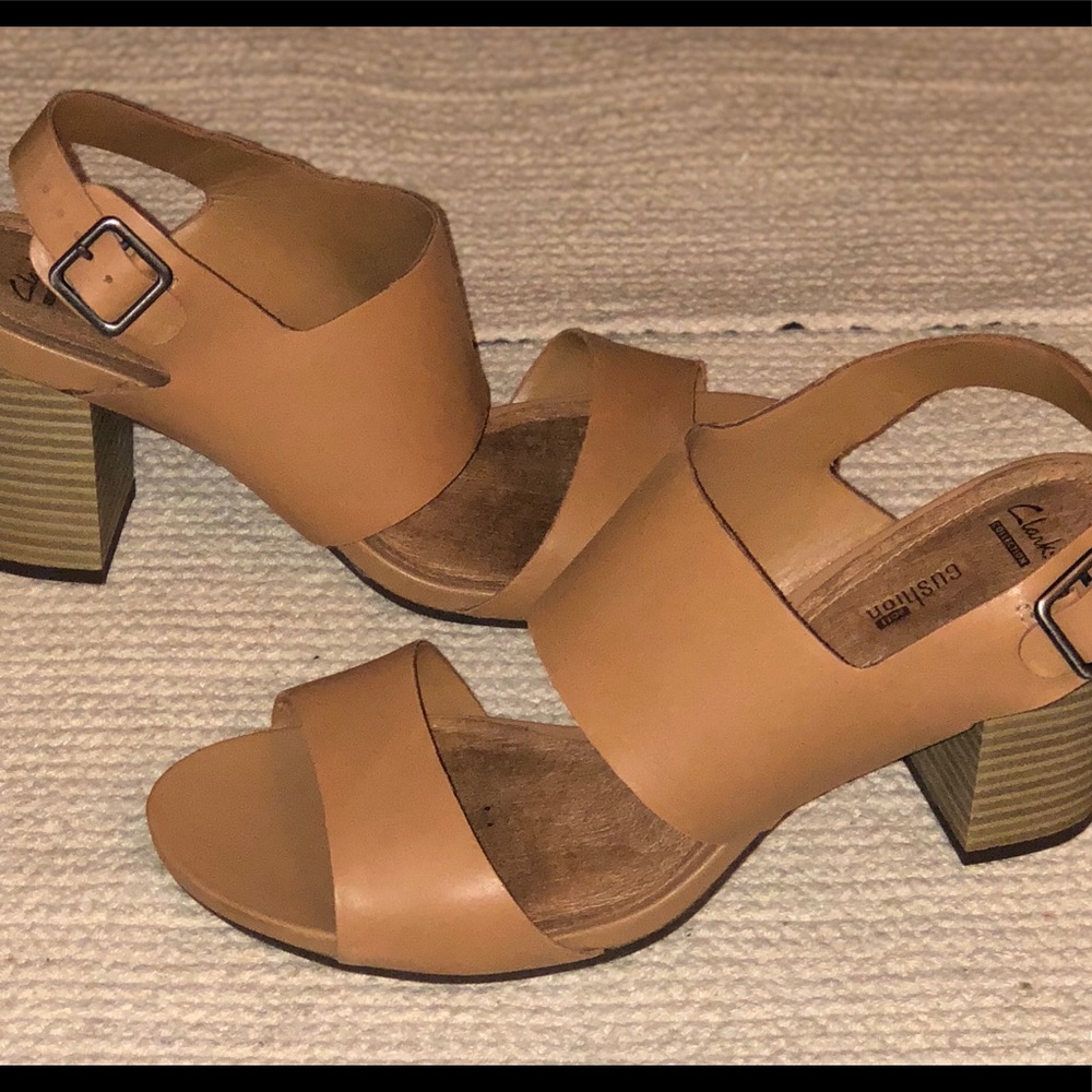 Tan Clarks Cushion Collection block heeled 👡  9.5